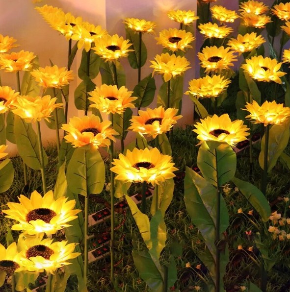 lampu solar bunga matahari di sudut taman